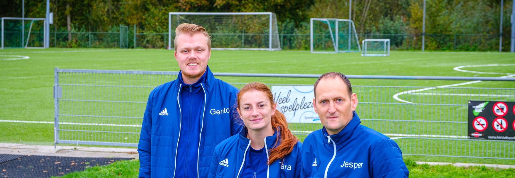 Het team van Bunnik Vitaal langs het sportveld